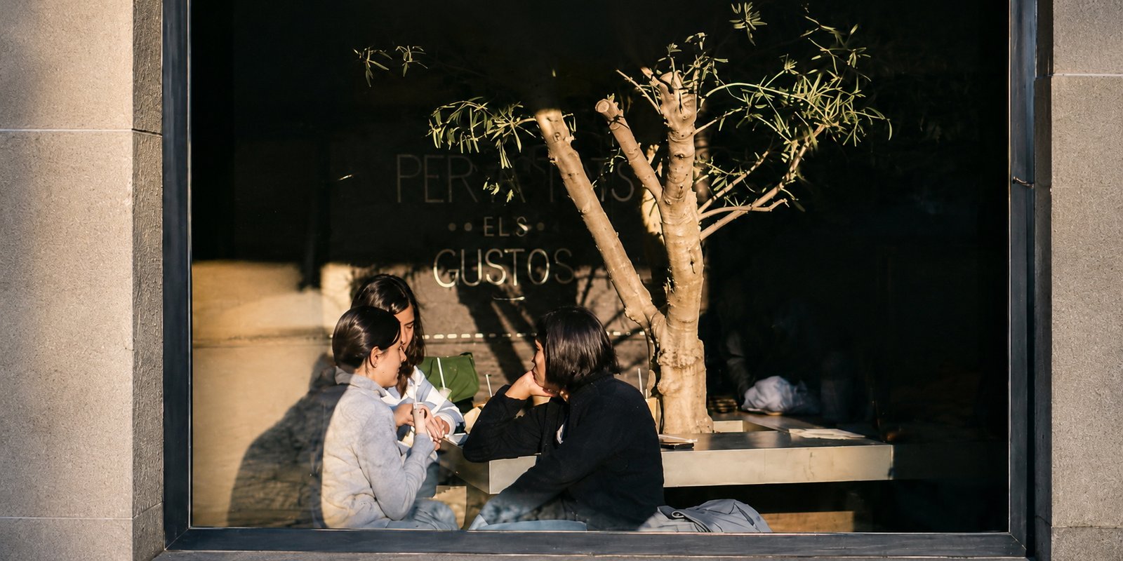 Personas conversando